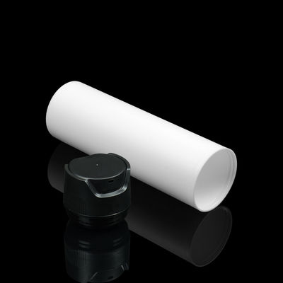 Cilindro della crema di fronte chiaro intorno alle bottiglie senz'aria con la pompa di alluminio di trattamento di rivestimento